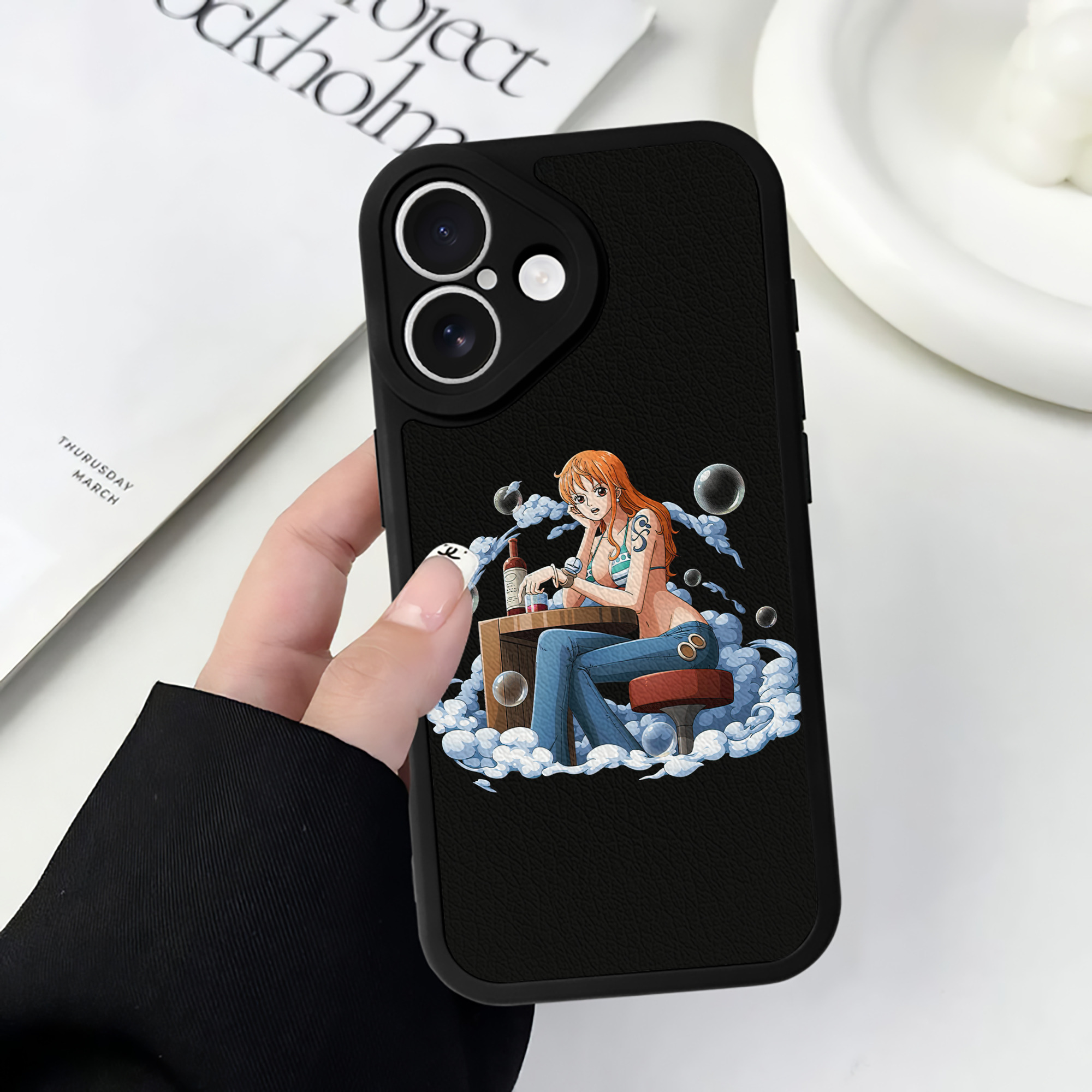 （画像用） ワンピース ナミ ONE PIECE Nami 【iPhone 16シリーズ対応】シリコンスマホケース（レザー調） 材質：シリコン